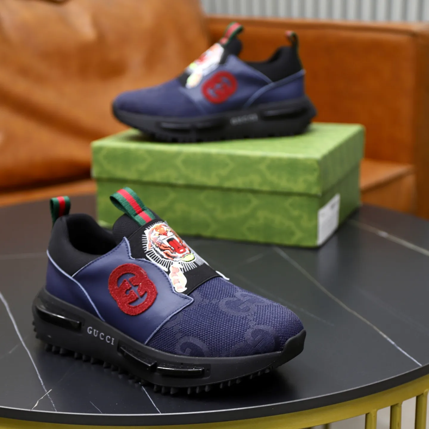 Ex-factory price: 462💰🙅‍♂️🙅‍♂️🙅‍♂️ Brand: GUCCI Standard code: 38-44 (45 customized) Grade: Same as the official website Material: Original cowhide material spliced with brand cloth Comfortable and breathable lining Lightweight and wear-resistant sports outsole Style category: Men's fashionable casual shoes Running sports shoes Distinguished luxury brand elements Top luxury color: actual picture color